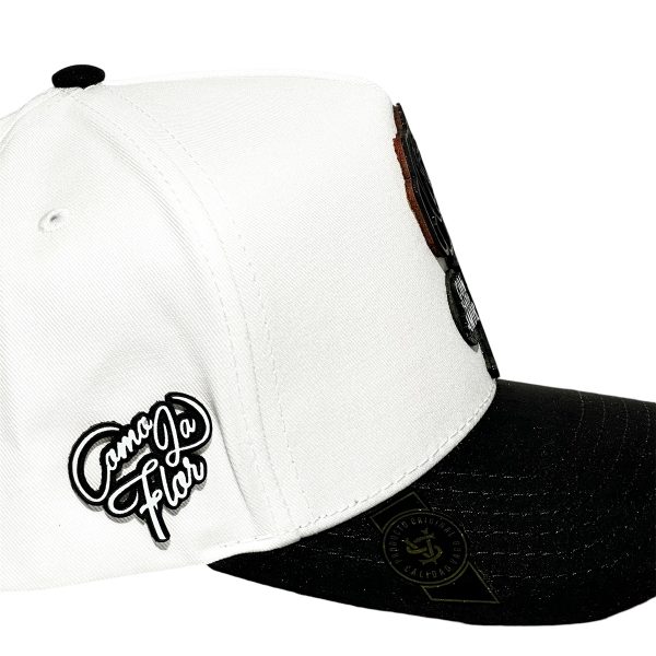VAGO Style COMO LA FLOR Gorra Unica Artesanal Blanca Ajustable con Visera Curva Negra - Imagen 5